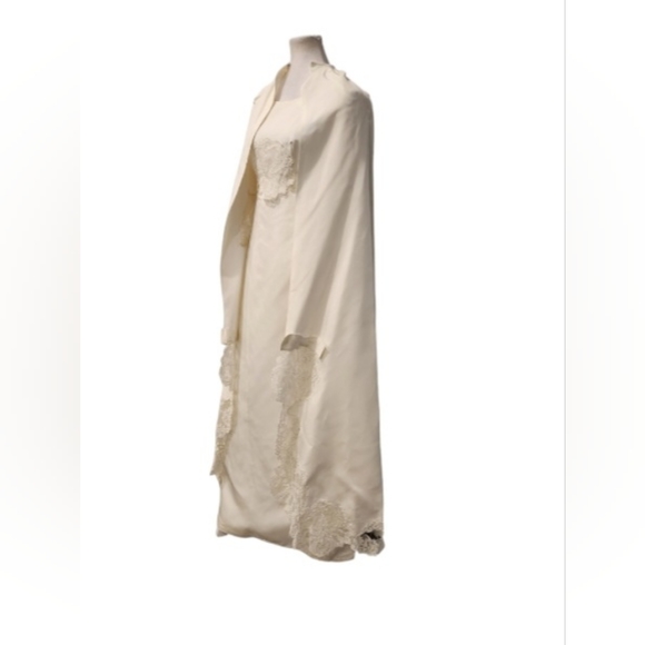 Vintage Wedding Dress with 3/4 Sleeves and Matching Cape - Picture 2 of 13